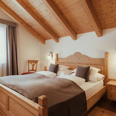 Apart Otel Flora Mountain San Cassiano (Badia)